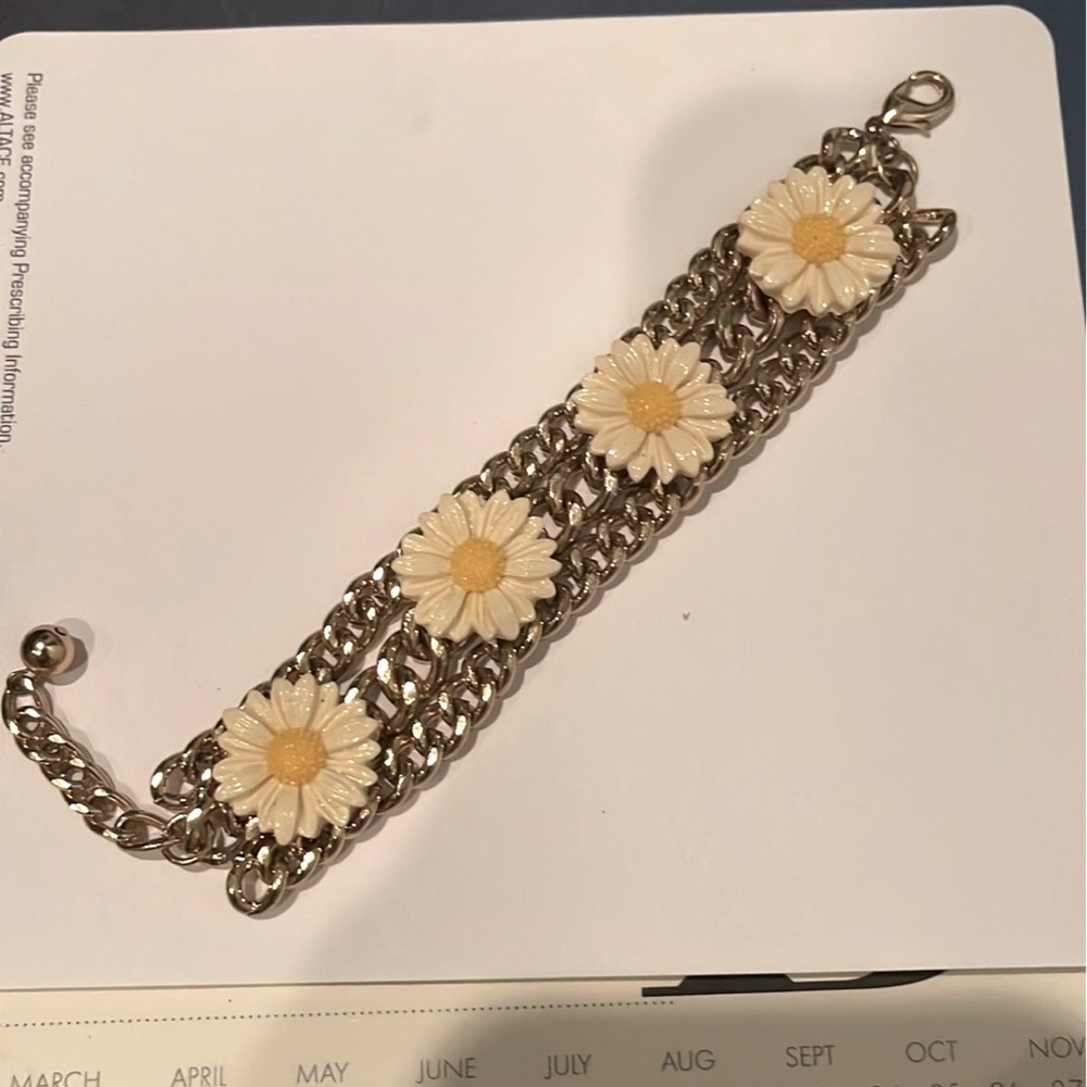 Gold vintage daisy bracelet